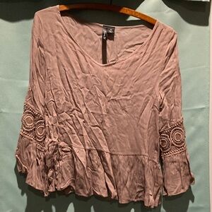 Boho Crochet-Sleeve Women’s Top in Mauve Tan